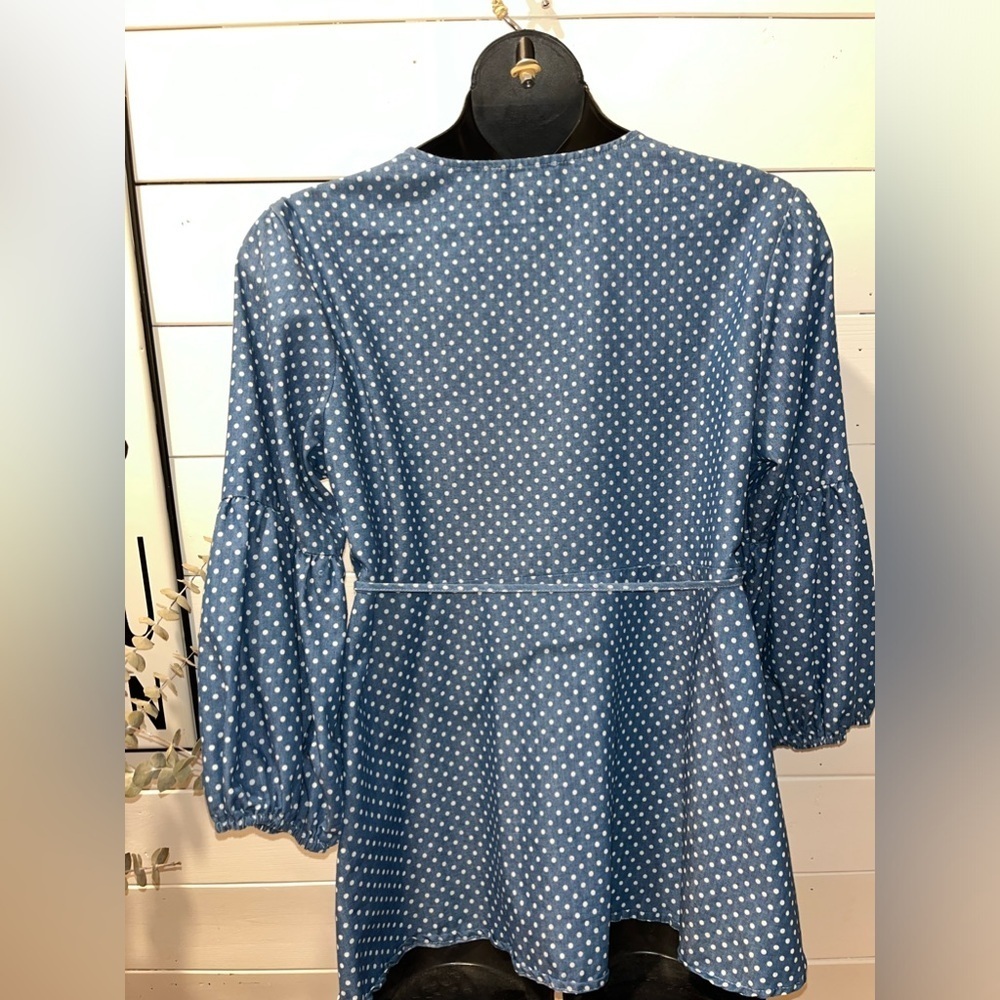 SUZANNE BETRO, beautiful denim blue and white polka dot crossover  blouse 2x - Picture 8 of 14